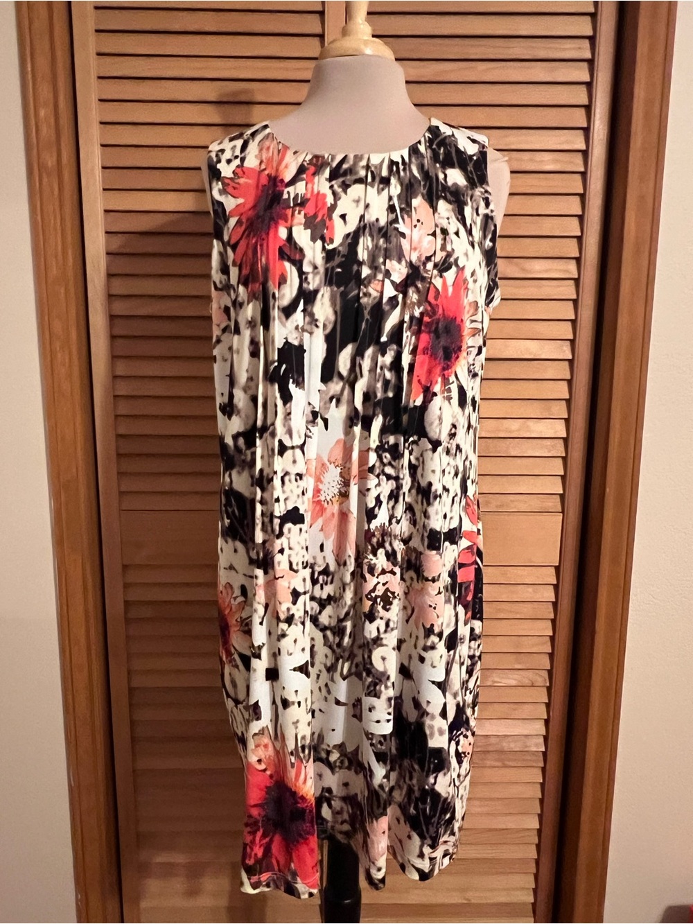Perceptions Sleeveless Floral Shift Dress in White, Black & Red